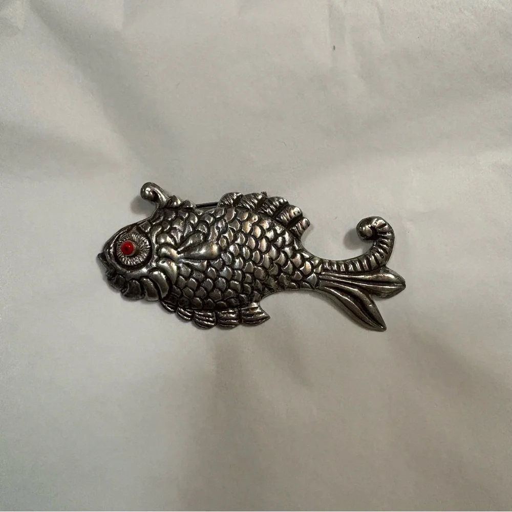 VGT Silver Fish-shaped Pendant Brooch Accessory Coral Eyes
